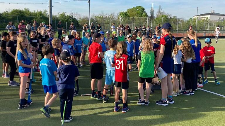 Mädchen und Jungen aus fünf Würzburger Grundschulen trafen sich zum Hockeyturnier auf der Anlage des HTC Würzburg.