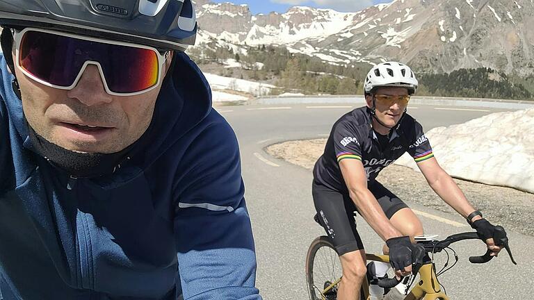 Eine der letzten Kurven vor dem Gipfel: Jochen Jörg (links) und Daniel Drescher kurz vor ihrer Ankunft am 2361 Meter hohen Col d’Izoard, dem Ziel ihrer vierten Etappe.