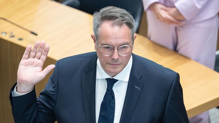 Sondersitzung Landtag Rheinland-Pfalz       -  Alexander Schweitzer wird als Ministerpräsident von Rheinland-Pfalz vereidigt.