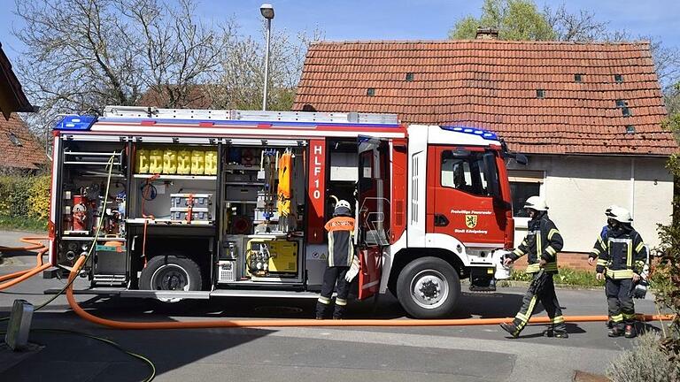 Über 30 Einsatzkräfte der Feuerwehren aus Hellingen und Königsberg waren vor Ort. Über 30 Einsatzkräfte der Feuerwehren aus Hellingen und Königsberg waren vor Ort.