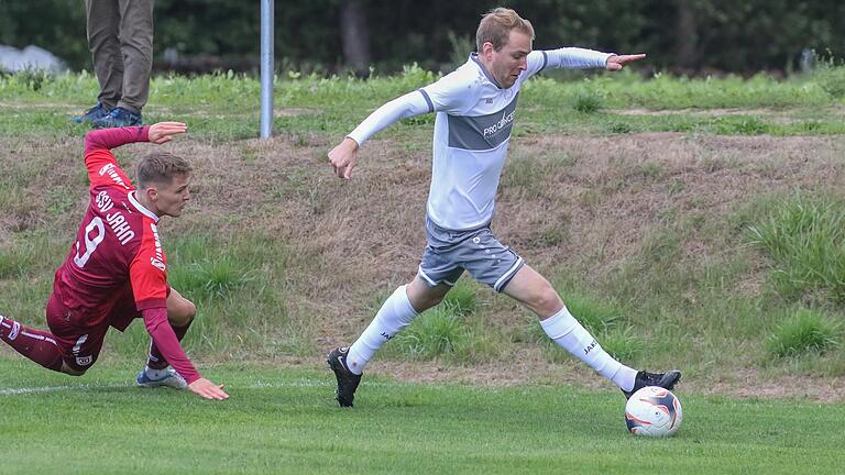 Simon Weiglein (rechts) zieht mit einem energischen Antritt im Heimspiel gegen Jahn Regensburg II an Benedikt Fischer vorbei.