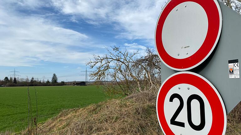 Auf diesem Acker am Ortsausgang von Oberndorf in Richtung Autobahn 70 soll ein Einkaufszentrum auf drei Hektar Fläche gebaut werden.