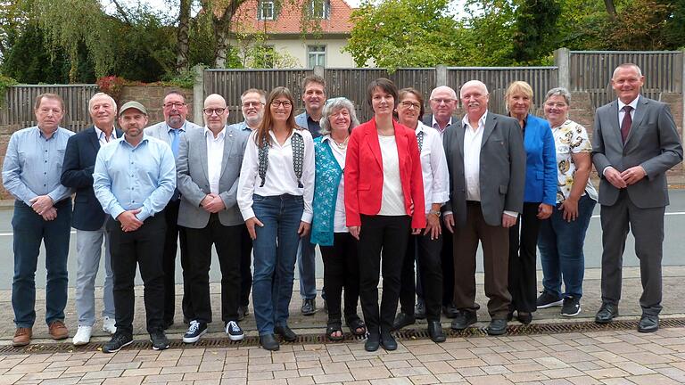 Der VdK-Kreisverband Main-Spessart hat eine neue Vorstandschaft gewählt. Auf dem Bild freuen sich (von links:) Egid Baus, Franz Wolf, Florian Greser, Heinz Heeg, Oliver Stüttgen, Albin Ehehalt, Margit Herkert, Carsten Vetter, Lucia Mattke, die neue Vorsitzende Diana Müller, Maria Rothaug, Hans-Jörg Clausnitzer, Anton Breitenbach, Aurica Gruber, Carmen Ramnick und Thomas Stamm.