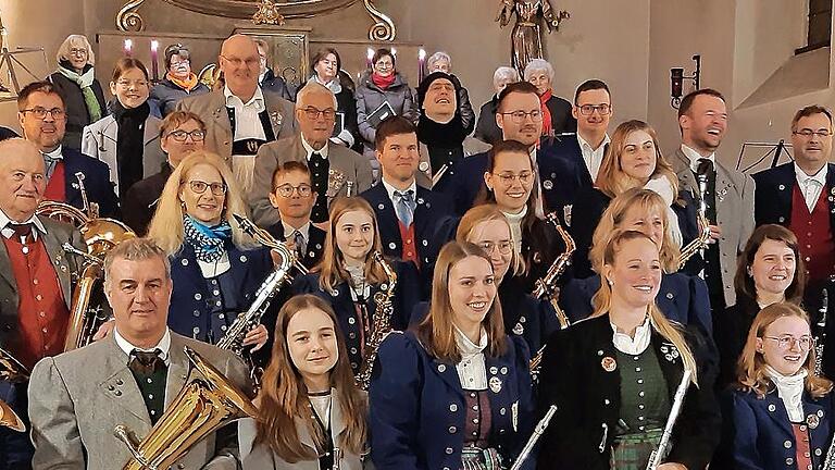 Unser Bild zeigt die Mitglieder des Musikvereins „Frohsinn“ Frankenbrunn, zusammen mit dem Musikverein Thulba-Reith und der Frauenschola Frankenbrunn.       -  Unser Bild zeigt die Mitglieder des Musikvereins „Frohsinn“ Frankenbrunn, zusammen mit dem Musikverein Thulba-Reith und der Frauenschola Frankenbrunn.