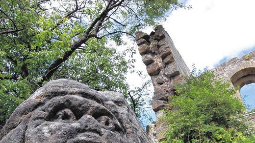 Geheimnisumwoben: Markante Steine (wie hier an der Burgruine Lichtenstein) sind allzu oft der Stoff, aus dem die Sagen sind. Rund 600 davon hat der Hofheimer Max Breitwieser zusammengetragen.