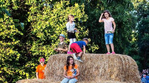 Auch da muss man erst einmal raufkommen: Der Strohturm war eine Attraktion vor allem für die Kinder.