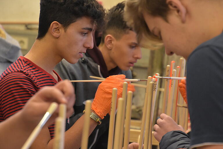 Am Anfang des Projektes der Höchberger Mittelschule stand das Bemalen der Drumsticks in der Werkstatt von Fuchs Gerüstbau in Eisingen.