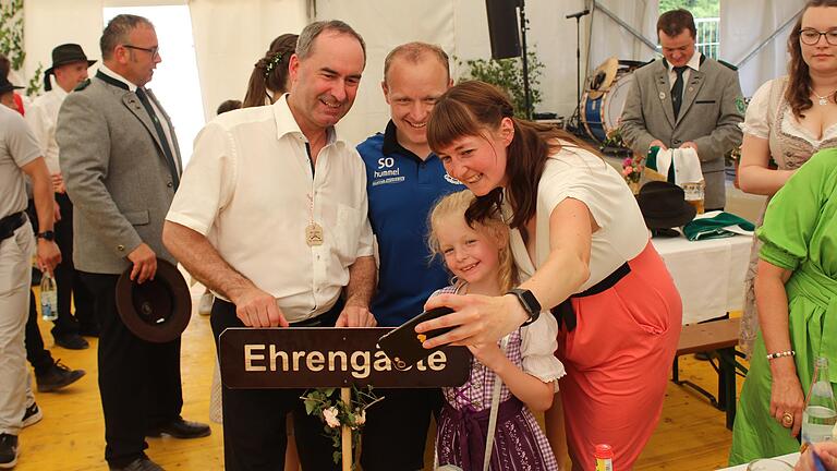 Schnell noch ein Selfie mit dem bekannten Politier: Die kleine Emilia Ott und ihre Eltern hatten wie Hubert Aiwanger gute Laune.