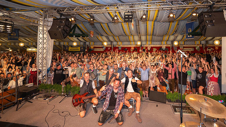 Stimmungsabend am Abend des Festwirts       -  Marktheidenfeld, Laurenzi-Messe, 17.08.2023, Stimmungsabend mit den Würzbuam und Olaf - der Flipper am Abend des Festwirts

Bild: Würzbuam