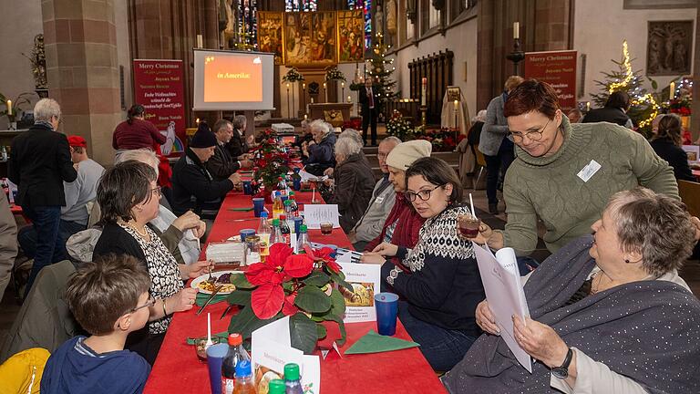 Angesprochen waren beim Weihnachtsessen von Sant'Egidio alle Menschen, die in der Gesellschaft in der zweiten oder dritten Reihe stehen, Menschen mit Behinderung, Flüchtlinge, Obdachlose, ehemalige Strafgefangene oder einfach nur einsame Rentner und Rentnerinnen.