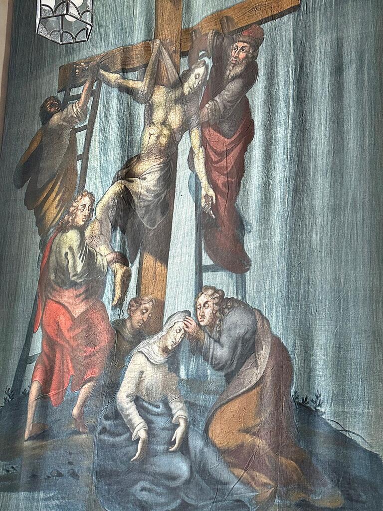Am linken Seitenaltar ist die Kreuzabnahme dargestellt. Da wird eine Leiter an das Kreuz angelehnt, der Leichnam Jesu hängt noch mit einem Arm am Kreuz. Ein Mann zieht den Nagel heraus, zwei weitere halten Christus. Darunter seine Mutter, die getröstet wird. Am linken Seitenaltar ist die Kreuzabnahme dargestellt. Da wird eine Leiter an das Kreuz angelehnt, der Leichnam Jesu hängt noch mit einem Arm am Kreuz. Ein Mann zieht den Nagel heraus, zwei weitere halten Christus. Darunter seine Mutter, die getröstet wird.