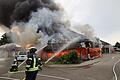 Millionenschaden nach Großbrand in Kempten       -  Einsatzkräfte der Feuerwehr sind bei Löscharbeiten vor einem brennenden Gebäude im Einsatz.