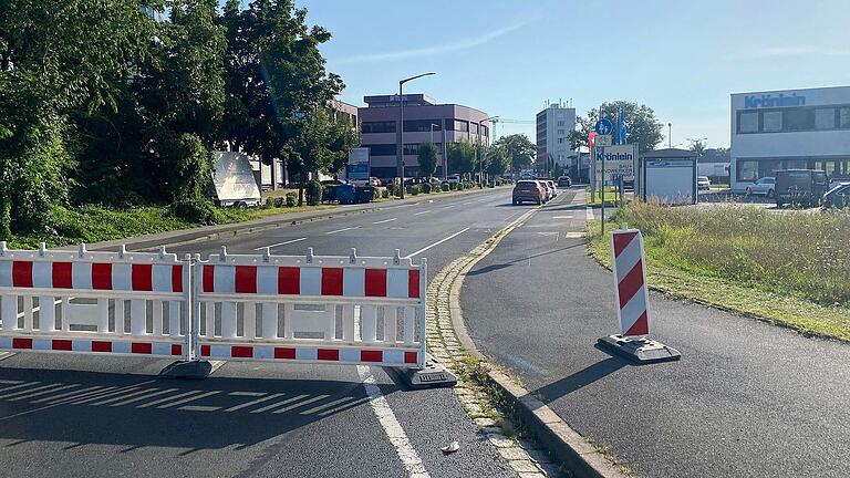 Die Carl-Zeiß-Straße in Schweinfurt war am Mittwoch nach einem versuchten Tötungsdelikt weiträumig abgesperrt. Die Carl-Zeiß-Straße in Schweinfurt war am Mittwoch nach einem versuchten Tötungsdelikt weiträumig abgesperrt.