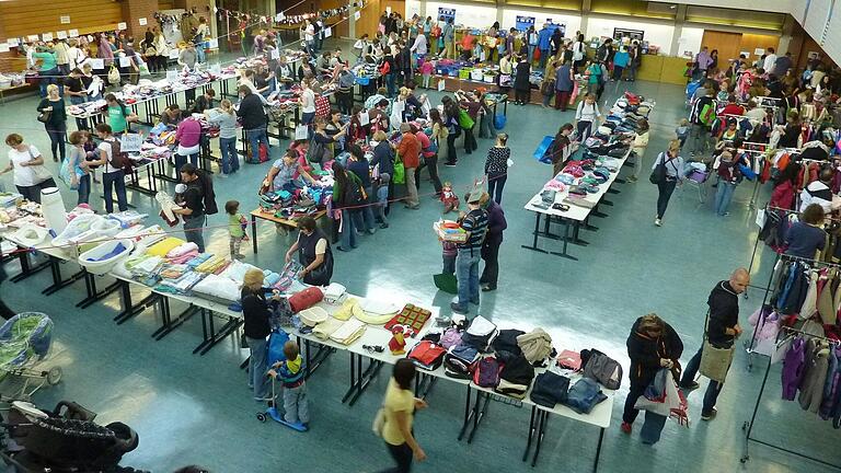 Rund 10.000 Artikel wechseln inzwischen bei jedem Kinderkleidermarkt in der Zellerau den Besitzer. Rund 10.000 Artikel wechseln inzwischen bei jedem Kinderkleidermarkt in der Zellerau den Besitzer.