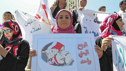 Proteste im Bürgerkriegsland: Die von Saudi-Arabien geführte Koalition arabischer Staaten hat am Sonntagmorgen mit Luftschlägen auf die Hochburg der Huthi-Rebellen im Nordjemen begonnen. In der jemenitischen Hauptstadt Sanaa demonstrierten Menschen gegen die Angriffe.