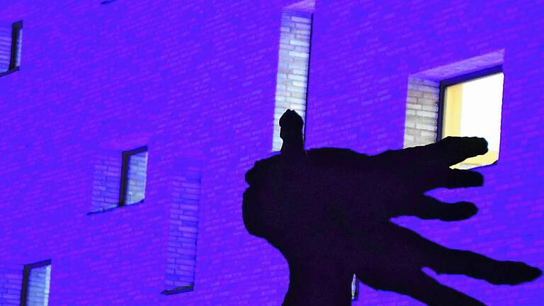 Das Interesse der Medien ist riesig: Auf dem Platz vor der Lohrer Stadthalle wird die Schneewittchen-Skulptur des Karlstadter Künstlers Peter Wittstadt eingeweiht. Die Figur hatte im Vorfeld für viele Diskussionen gesorgt &ndash; zum einen, weil sie nicht der gängigen Vorstellung von Schneewittchen entspricht, zum anderen wegen der hohen Anschaffungskosten von über 100 000 Euro. Zwei Tage nach ihrer Aufstellung wird die Skulptur von Unbekannten mit roter Farbe beschmiert. Die Stadt säubert das Schneewittchen, erstattet Anzeige und kündigt an, sich Gedanken zu machen, wie sich potenzielle Wiederholungstäter abschrecken lassen.
