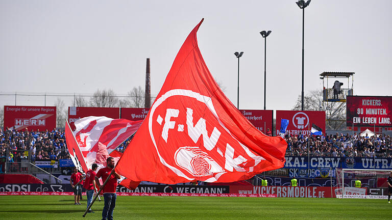 Nur der FWK! Das zumindest haben sich die Fans der Würzburger Kickers auf die Fahnen geschrieben. Aber wo ihr Verein künftig kicken wird, steht immer noch nicht fest. Nur der FWK! Das zumindest haben sich die Fans der Würzburger Kickers auf die Fahnen geschrieben. Aber wo ihr Verein künftig kicken wird, steht immer noch nicht fest. 