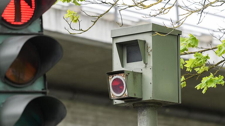 Am Greinbergknoten in Würzburg gibt es schon eine stationäre Blitzeranlage. Am Greinbergknoten in Würzburg gibt es schon eine stationäre Blitzeranlage.