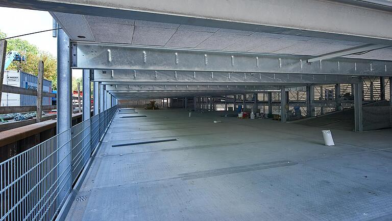 Blick in eines der Geschosse im neuen Parkhaus an der Mainberger Straße. Blick in eines der Geschosse im neuen Parkhaus an der Mainberger Straße.