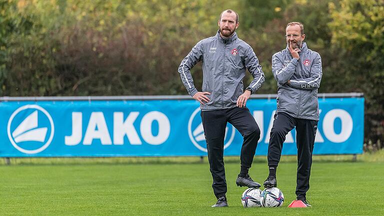 Sebastian Neumann (links) und Dieter Wirsching haben vorerst bei den Würzburger Kickers auf dem Trainingsplatz das Sagen. Sebastian Neumann (links) und Dieter Wirsching haben vorerst bei den Würzburger Kickers auf dem Trainingsplatz das Sagen.