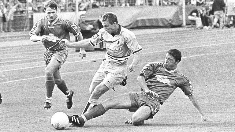 Voller Einsatz: Ralf Keidel (rechts, im Trikot des FC 05 Schweinfurt) trennt beim Testspiel-2:7 im Jahr 1997 gegen den TSV 1860 München den Münchner Ronny Ernst vom Ball.