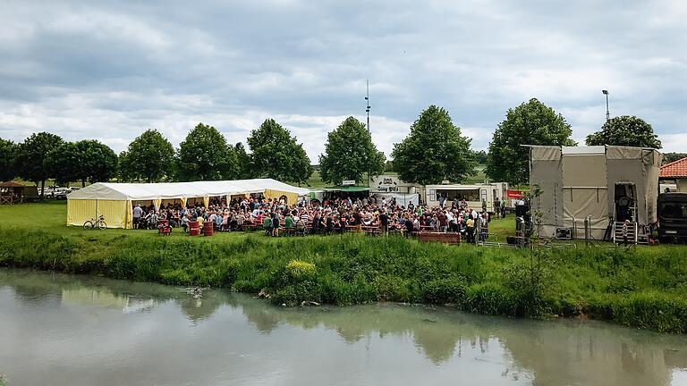 Ob zu Fuß oder mit dem Fahrrad strömen am Vatertag nicht nur Väter, sondern auch viele Familien zum 'Krockefest' in die Wülfershäuser Ortsmitte und lassen sich dort von den Musikanten verwöhnen, die seit jeher das Fest organisieren.