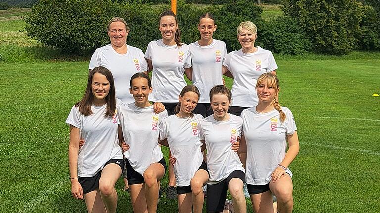 Auf dem Foto von hinten links: Nadine Hegemann, Johanna Schmitt, Marlies Heusinger, Babsy Oswald; vorne links: Katharina Raab, Elisa Hau, Mia Drescher, Leonie Krug, Sophia Then.