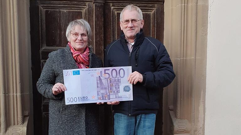 Auf dem Foto Heike Schneider, Kassiererin Rhönklub, und Helmut Seufert, Kirchenverwaltung.