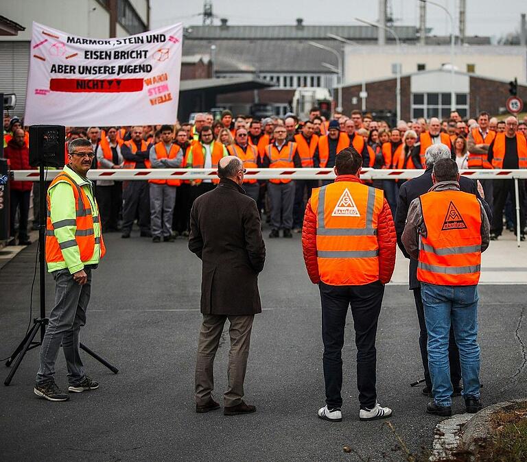 Vertreter der Kommunalpolitik und der Gewerkschaften protestieren im Februar 2024 gemeinsam mit der Valeo-Belegschaft am Standort Ebern.