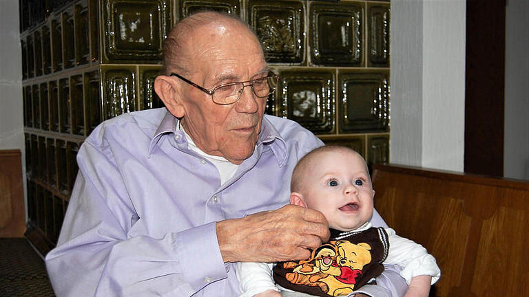 Geburtstagskind Horst Gabler (90) mit seinem jüngsten Urenkel Fabio (5 Monate).  Foto: Sigismund v. Dobschütz       -  Geburtstagskind Horst Gabler (90) mit seinem jüngsten Urenkel Fabio (5 Monate).  Foto: Sigismund v. Dobschütz