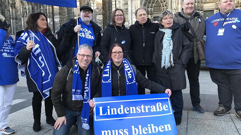 Marco Weber (vorne links) mit Fans und Schauspielern bei der Demo in Köln, hinten in der Mitte Franz Rampelmann.