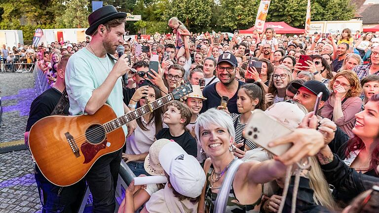 Über 8.000 Besucher beim Konzert mit Johannes Oerding am Stadtbalkon in Kitzingen ihren Spaß.