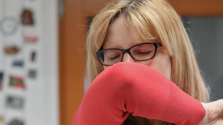 Husten und Fieber gehören zu den häufigen Symptomen bei Covid-19. Doch auch Schnupfen ist nicht ausgeschlossen. Foto: Patrick Pleul/dpa-Zentralbild/dpa       -  Starker Husten mit Schleim könnte ein Hinweis auf eine akute Bronchitis sein.