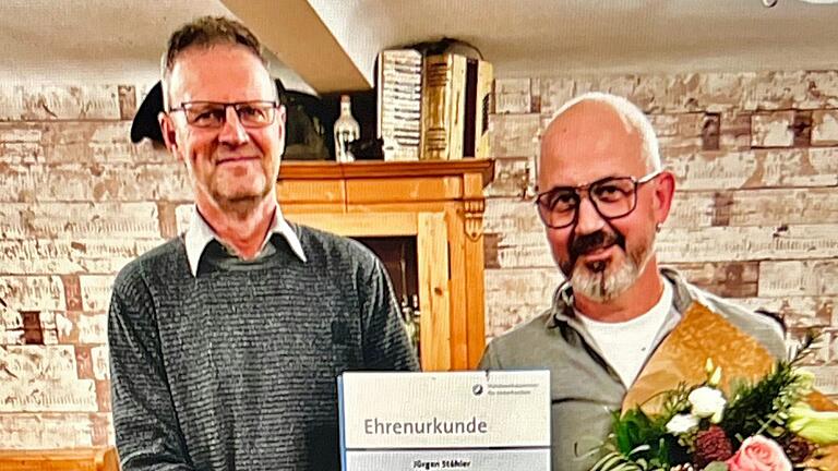 Geschäftsführer Uwe Därr und Jubilar Jürgen Stühler. Geschäftsführer Uwe Därr und Jubilar Jürgen Stühler.