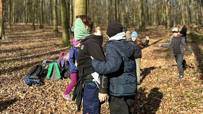 Bei einem Waldausflug erkundeten die Kinder durch kreative Spiele die Baumarten. Bei einem Waldausflug erkundeten die Kinder durch kreative Spiele die Baumarten.