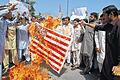 Anhaltende Proteste gegen das Schmähvideo: Studenten verbrennen in Peschawar eine US-Flagge. Pakistans Regierung hat den kommenden Freitag zum Nationalfeiertag zu Ehren des Propheten Mohammed erklärt. Der Feiertag soll zu friedlichen Kundgebungen genutzt werden.