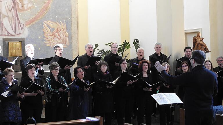 Hubert Hoche dirigierte den Chor „ViaVicis“, der am Sonntagnachmittag einem zahlreichen Publikum in der Kreuzwertheimer Heiligkreuzkirche ein hochkarätiges Chorkonzert präsentierte.