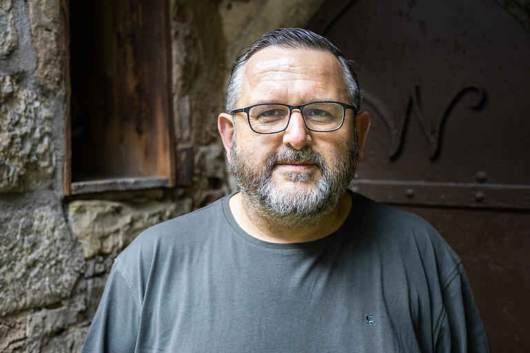 Enrico Mende, Leiter Leitung Haustechnik des Evangelischen Wohnstift St. Paul, am Haupteingang zum Keller.