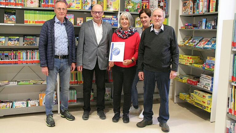 Kirchenpfleger Uwe Menth, Bürgermeister Herbert Hemmelmann, Büchereileiterin Angelika Gehrsitz, vom Büchereiteam: Miriam Leuthold, Edgar Kübert (Leitungsteam der Bücherei) freuen sich über das Goldene Bücherei-Siegel.