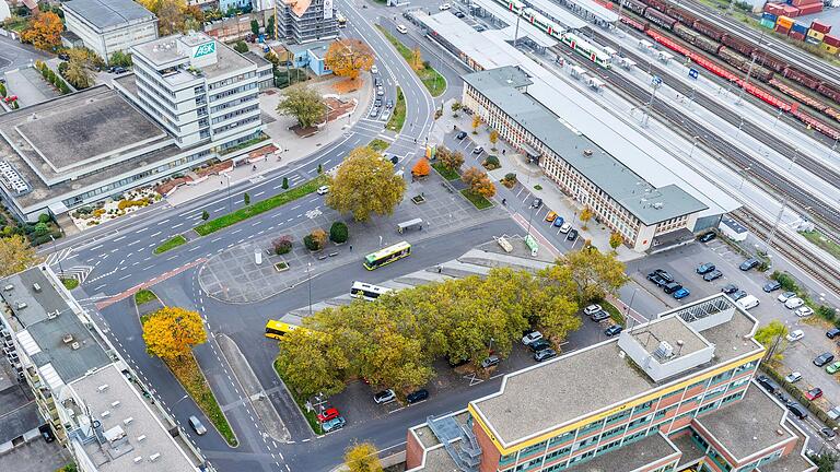 Attraktiv ist das Gebiet zwischen dem Hauptbahnhof und dem Wohngebiet 'Am Herroth' in Schweinfurt nicht. Das will die Stadt nun ändern. Doch das Gebiet birgt einige Herausforderungen.