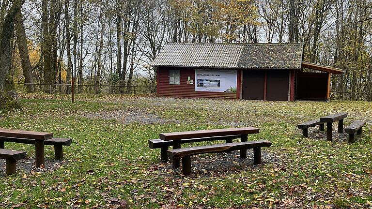 Bis der Kiosk am Basaltsee wieder eröffnet wird, können sich Besucher an den Rastmöglichkeiten lediglich mit selbst mitgebrachten Speisen und Getränken stärken.