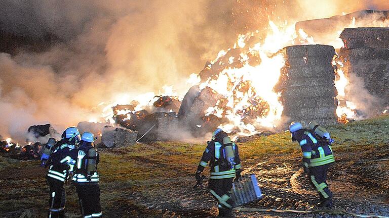 240 Strohballen standen in der Neujahrsnacht in Merkershausen in Flammen. Da waren vor allem die Atemschutzträger gefragt, die direkt am Flammeninferno im Einsatz waren. 240 Strohballen standen in der Neujahrsnacht in Merkershausen in Flammen. Da waren vor allem die Atemschutzträger gefragt, die direkt am Flammeninferno im Einsatz waren.