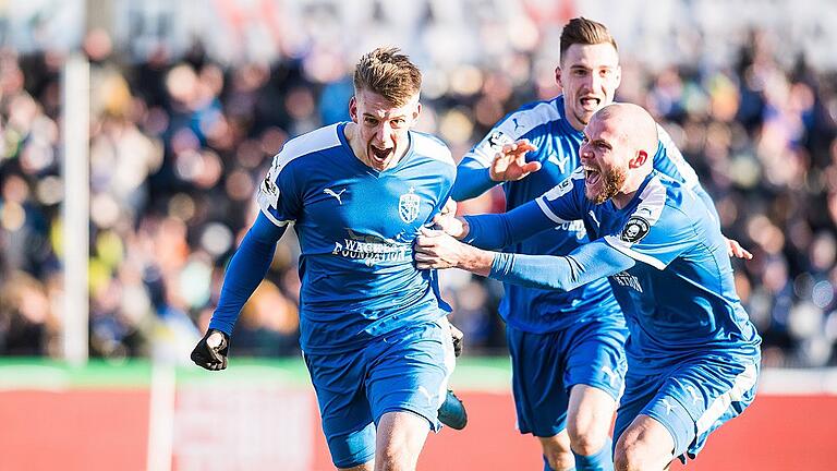 Florian Dietz wird zum Derbyheld für den FC Carl Zeiss Jena       -  Einen besseren Moment hätte sich Florian Dietz (links) kaum aussuchen können. Der 19-jährige Fußballer blieb am Sonntag in der Nachspielzeit ganz cool, als sich ihm die Chance bot. Nach Pass von Maximilian Wolfram schob der eingewechselte Angreifer den Ball unter Torwart Philipp Klewin durch ins Netz. Das erste Tor des Strahlungers in der Dritten Liga machte den 1:0-Sieg des FC Carl Zeiss Jena im ausverkauften Ernst-Abbe-Sportfeld im Thüringenderby gegen Rot-Weiß Erfurt perfekt. &bdquo;Wir wollten unbedingt den Derbysieg vor endlich mal wieder vollem Haus&ldquo;, sagte Florian Dietz der Thüringer Allgemeine. Dank des Erfolgs machte Jena in der Tabelle einen großen Sprung nach vorne, hat als Zwölfter nun zehn Punkte Vorsprung auf die Abstiegszone. Im Sommer 2013 wechselte Dietz vom TSV Großbardorf nach Jena und machte sich dort in den Juniorenmannschaften schnell einen Namen. In der vergangenen Saison führte er die U19 der Thüringer als Kapitän ins Finale um den DFB-Pokal. Das Endspiel ging 0:3 verloren, Dietz vergab mit einem verschossenen Strafstoß früh im Spiel die Chance auf die Führung. Da war längst klar, dass Carl Zeiss den Strahlunger mit einem Jungprofivertrag ausstatten wird. Trainer Mark Zimmermann vertraut dem jungen Angreifer, der bereits auf 20 Einsätze kommt. Zumeist als Einwechselspieler, fünfmal stand er in der Startelf. Nur ein Tor blieb ihm lange verwehrt. Bis Sonntag. &bdquo;Es waren wohl 19 Spiele ohne Tor, Kritik kam auf &ndash; umso geiler ist es doch, dass es jetzt im Derby geklappt hat. Und überhaupt: dieser Sieg ist einfach geil&ldquo;, sagte Florian Dietz der Thüringer Allgemeine.