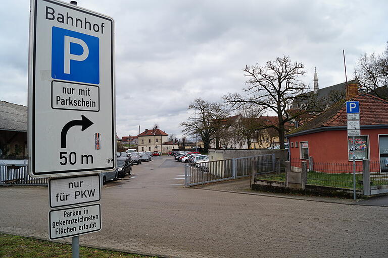 Der schwarze Pfeil auf der Hinweistafel hat lediglich richtungsweisenden Charakter, er kann nicht den Beginn einer Parkzone markieren - erklärt Kritiker Helmut Geß.&nbsp;