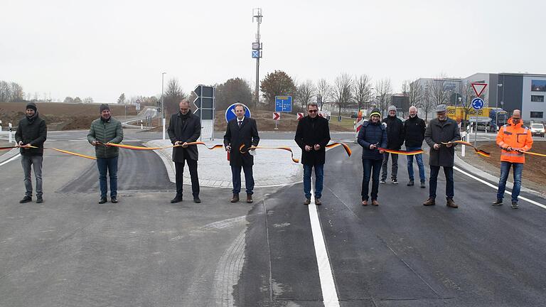 Mit dem symbolischen Durchtrennen eines schwarz-rot-goldenen Bandes gaben Vertreter des Staatlichen Bauamts, des Ingenieurbüros, der Baufirma, des Zweckverbands und Abgeordnete den Kreisverkehr an der B 13 offiziell für den Verkehr frei.