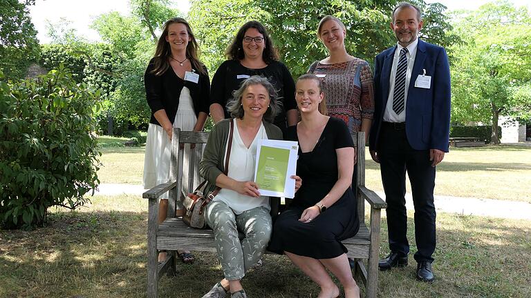 Strahlende Gesichter bei der Urkundenübergabe für eine erfolgreiche Teilnahme am Coaching Kitaverpflegung im Kloster Himmelspforten. Oben von links: Gwendolin Hammer, Coach; Katja Ullmann, Küchenleitung; Andrea Enderl, Vorstandschaft; Wolfgang Ehbauer, Abteilungsleitung Regierung von Unterfranken. Unten von links: Elke Wolz-Nagl, Einrichtungsleitung; Karine Neeser, Verpfle-gungsbeauftragte. Strahlende Gesichter bei der Urkundenübergabe für eine erfolgreiche Teilnahme am Coaching Kitaverpflegung im Kloster Himmelspforten. Oben von links: Gwendolin Hammer, Coach; Katja Ullmann, Küchenleitung; Andrea Enderl, Vorstandschaft; Wolfgang Ehbauer, Abteilungsleitung Regierung von Unterfranken. Unten von links: Elke Wolz-Nagl, Einrichtungsleitung; Karine Neeser, Verpfle-gungsbeauftragte.