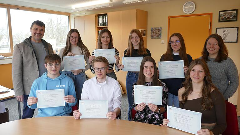 Auf dem Foto (hinten von links): Schulleiter Bernd Rottenbacher, Alina Bregenzer, Tessa Englert, Leonie Alsheimer, Helen Freitag, StRin Nina Schneider, (vorne von links): Gabriel Schlensok, Emile Gottschalk, Lia Joha, Jil Kemmerich.&nbsp;