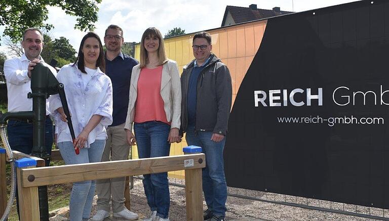 Dank einer Spende der Karl-Reich-Stiftung freut sich die Stadt Fladungen über eine Pumpe für den neuen Wasserspielplatz. Das Bild zeigt (von links) Bürgermeister Michael Schnupp, Stiftungsvorsitzende Anna-Lisa Reich, Stadtrat Steffen Sauer sowie Nina und André Reich. Dank einer Spende der Karl-Reich-Stiftung freut sich die Stadt Fladungen über eine Pumpe für den neuen Wasserspielplatz. Das Bild zeigt (von links) Bürgermeister Michael Schnupp, Stiftungsvorsitzende Anna-Lisa Reich, Stadtrat Steffen Sauer sowie Nina und André Reich.