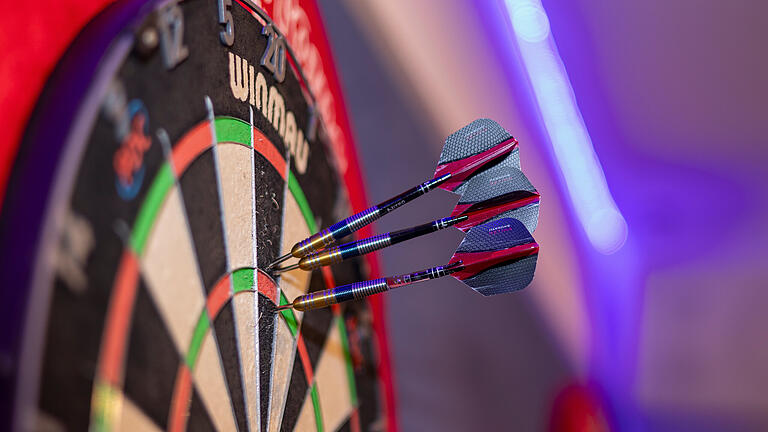 Beim Dart ist blitzschnelles Kopfrechnen gefragt. Je nachdem wohin der erste Pfeil trifft, muss ein Spieler unter Umständen kurzfristig eine neue Strategie verfolgen. Beim Dart ist blitzschnelles Kopfrechnen gefragt. Je nachdem wohin der erste Pfeil trifft, muss ein Spieler unter Umständen kurzfristig eine neue Strategie verfolgen.