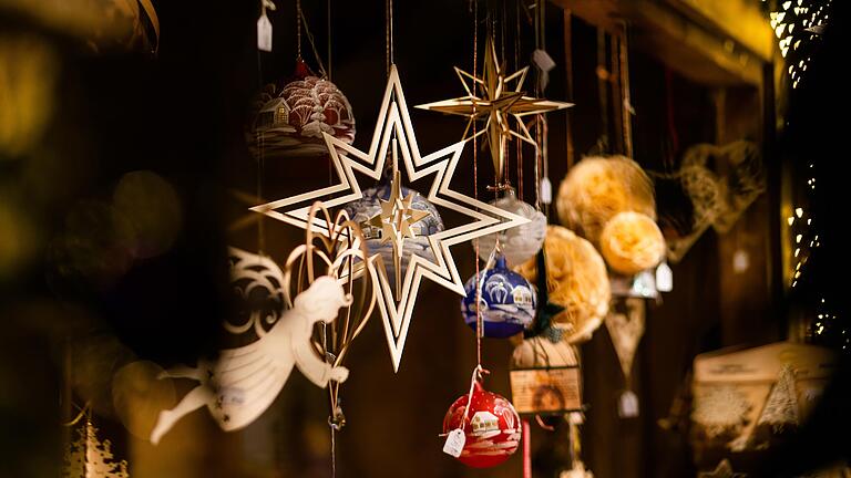 In Main-Spessart laden in diesem Jahr wieder zahlreiche kleine und größere Weihnachtsmärkt zu einem Besuch in festlich geschmückte Dörfer und Städte. In Main-Spessart laden in diesem Jahr wieder zahlreiche kleine und größere Weihnachtsmärkt zu einem Besuch in festlich geschmückte Dörfer und Städte.